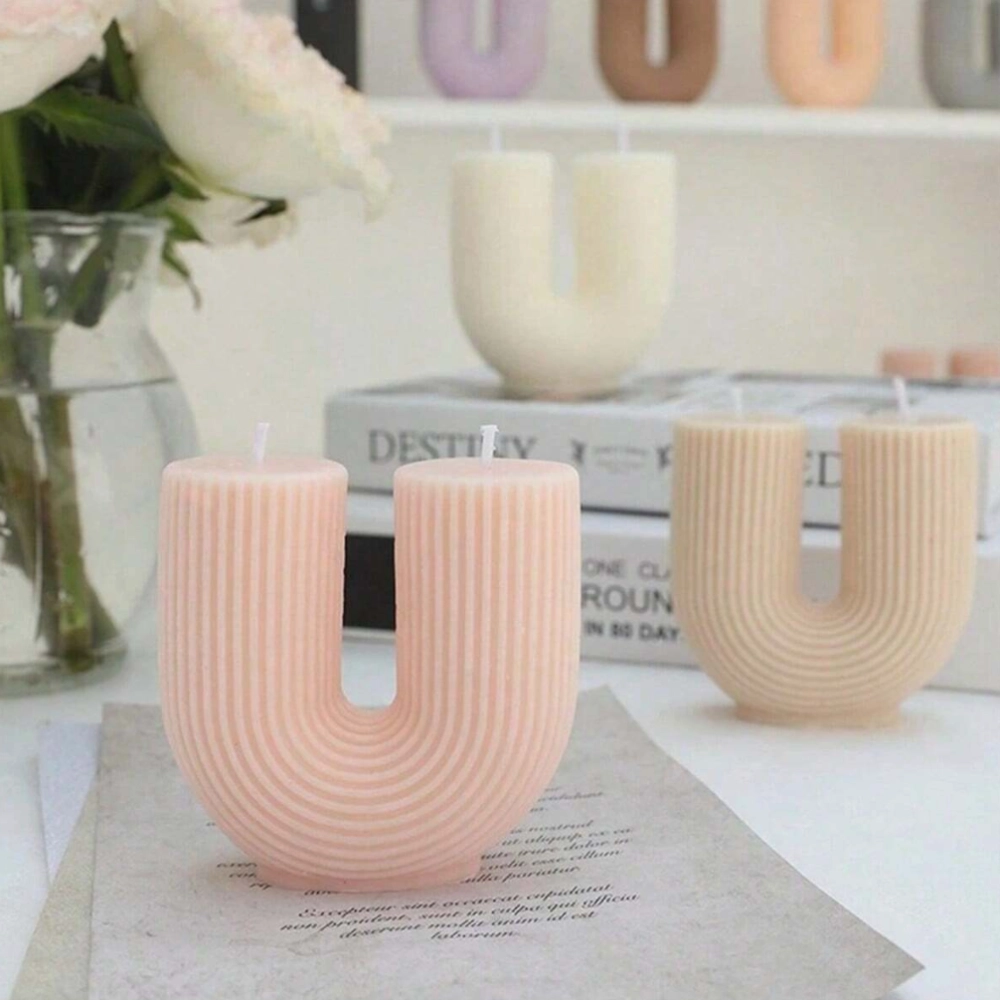 Vela Aromática en Forma de U color rosa con Diseño Geométrico