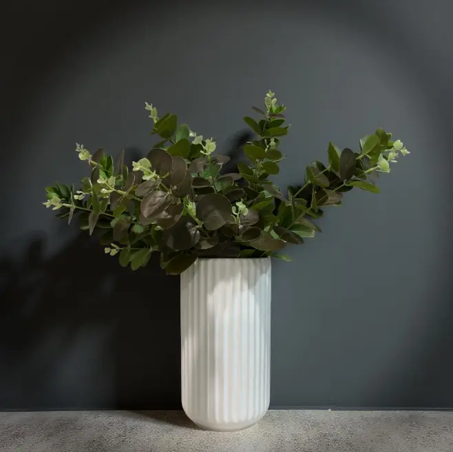 Jarrón de cerámica blanco con relieve para decoración elegante - Imagen 3