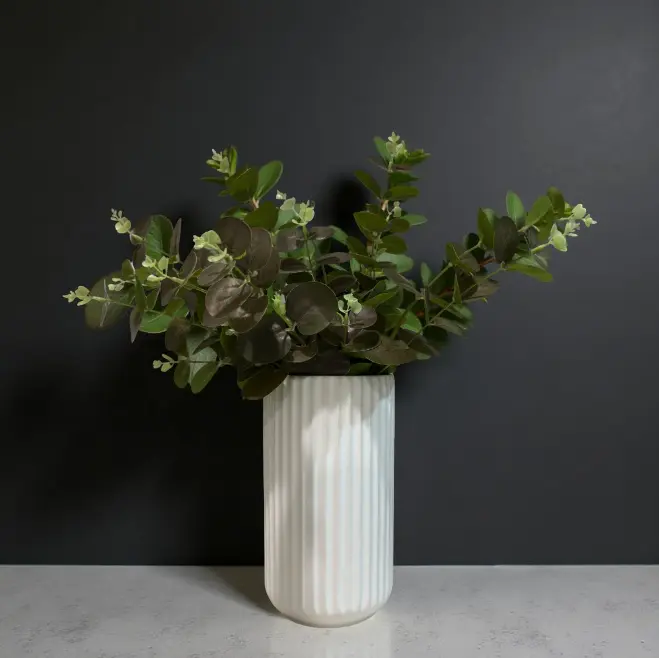 Jarrón de cerámica blanco con relieve para decoración elegante