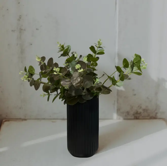 Jarrón de cerámica negro con relieve para decoración moderna - Imagen 4