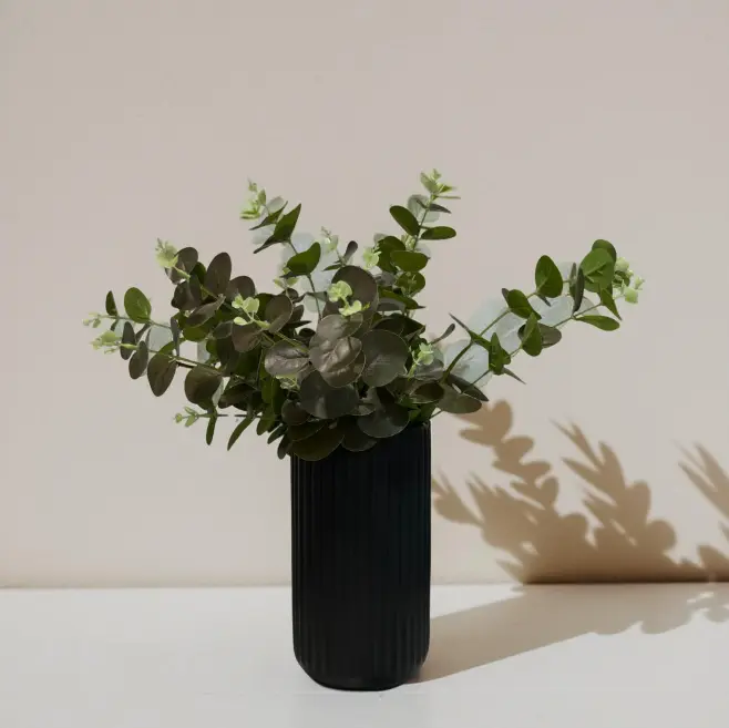 Jarrón de cerámica negro con relieve para decoración moderna - Imagen 3
