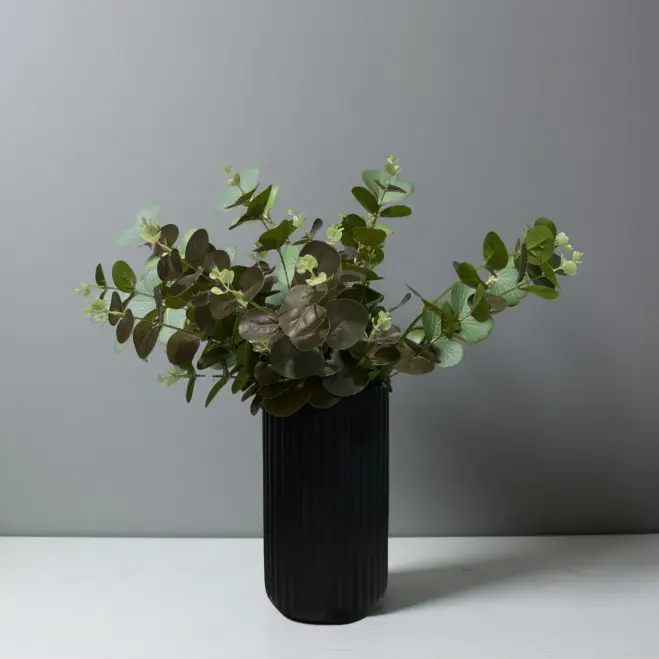 Jarrón de cerámica negro con relieve para decoración moderna